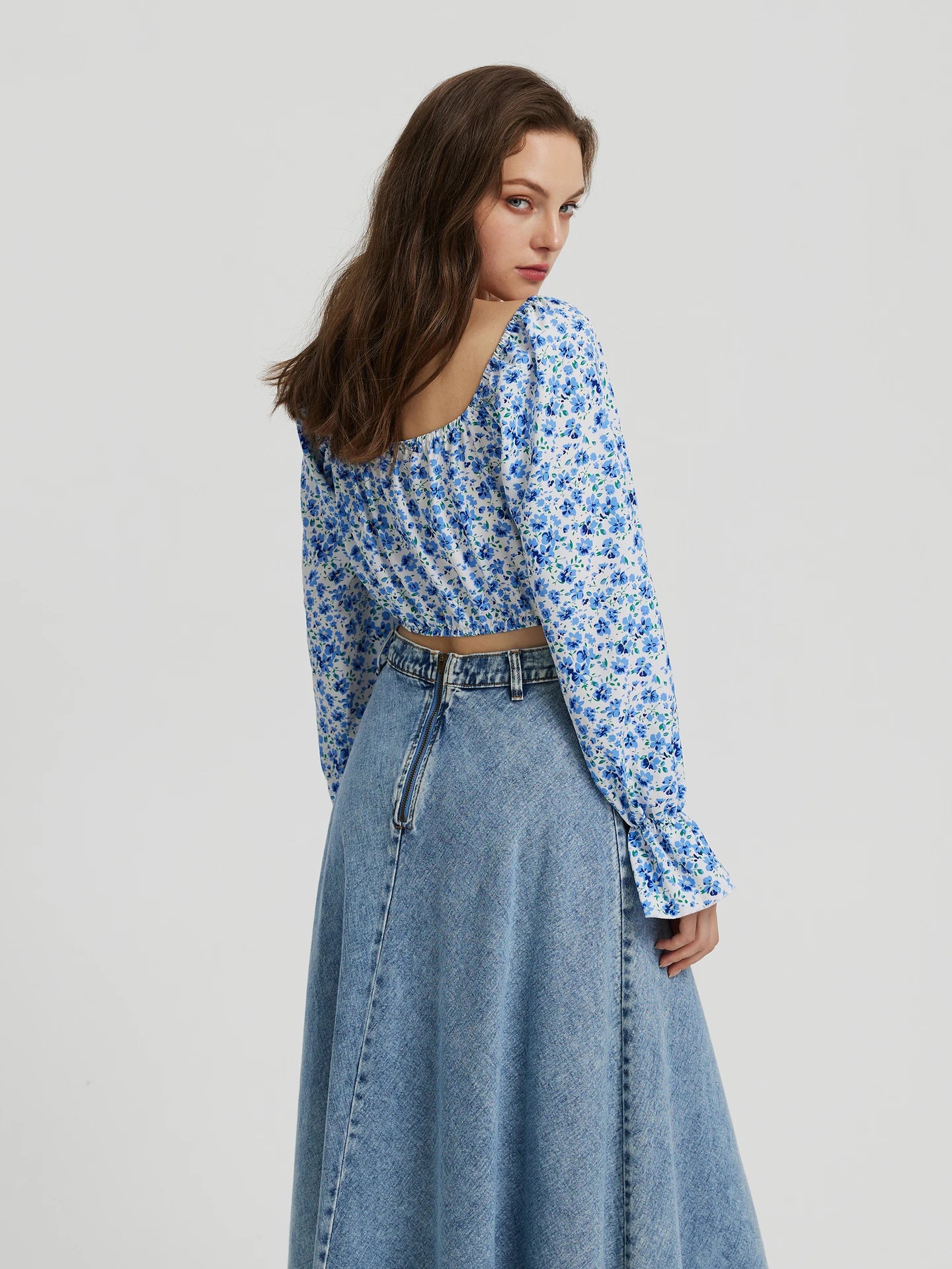 NiloBerry Minimalistic floral printed crop top.